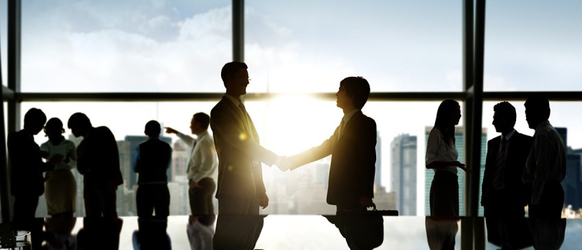 DEVK contact: handshake between two business partners